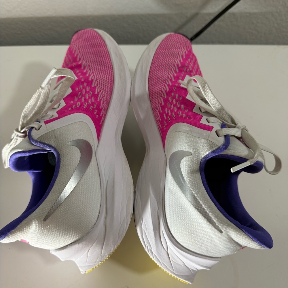 Nike Wmns Zoom Winflo 6 'White Fuchsia'
Nike / 
Sneakers / - Picture 6 of 9